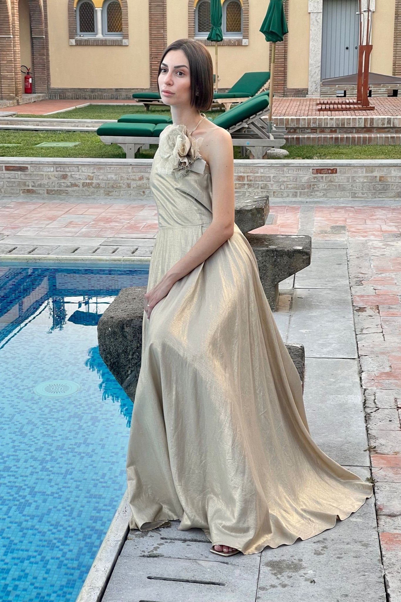 Abito lungo oro misto lino con fiore