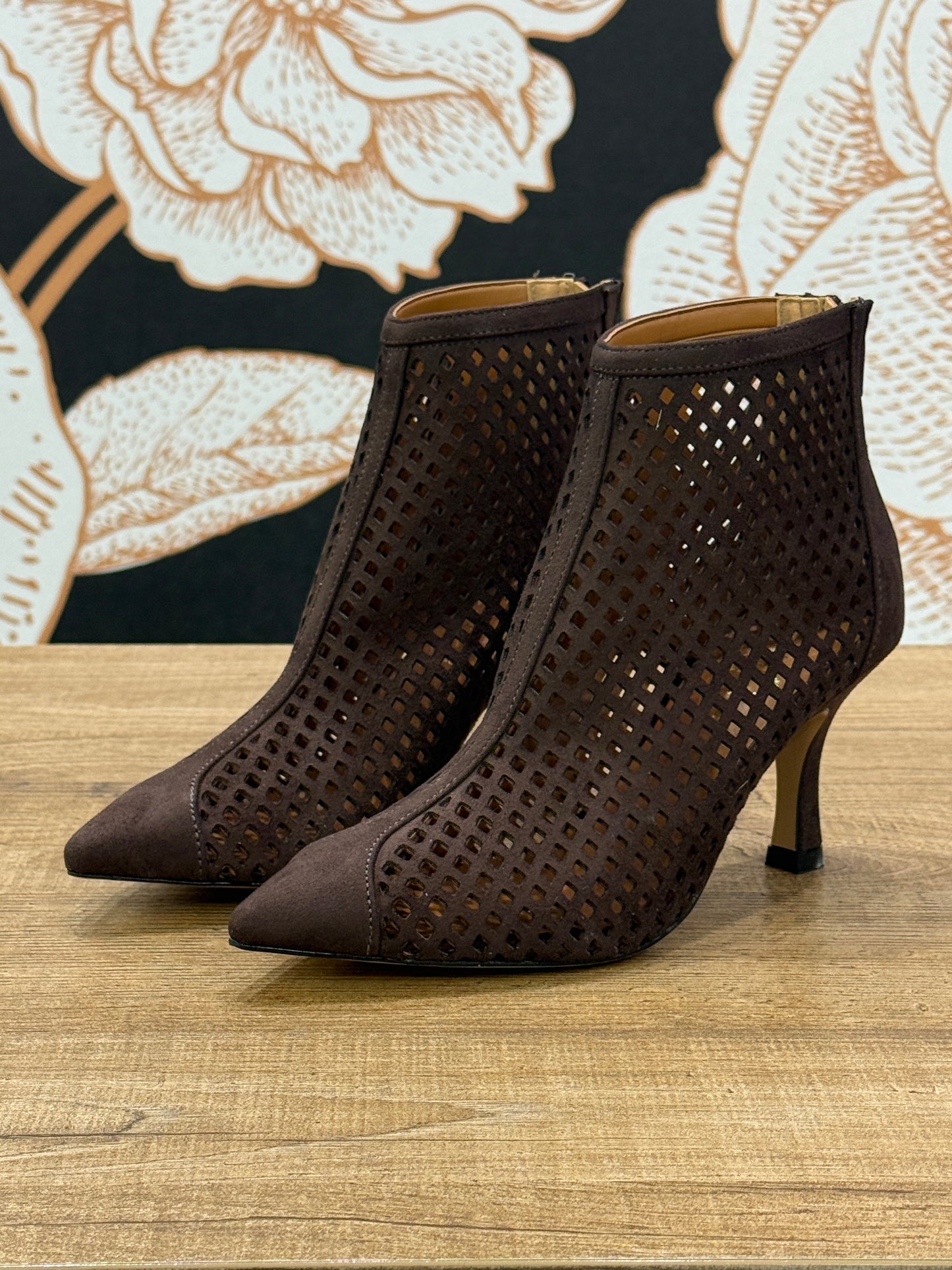 Stivaletto traforato in camoscio con zip moro - Ovyé