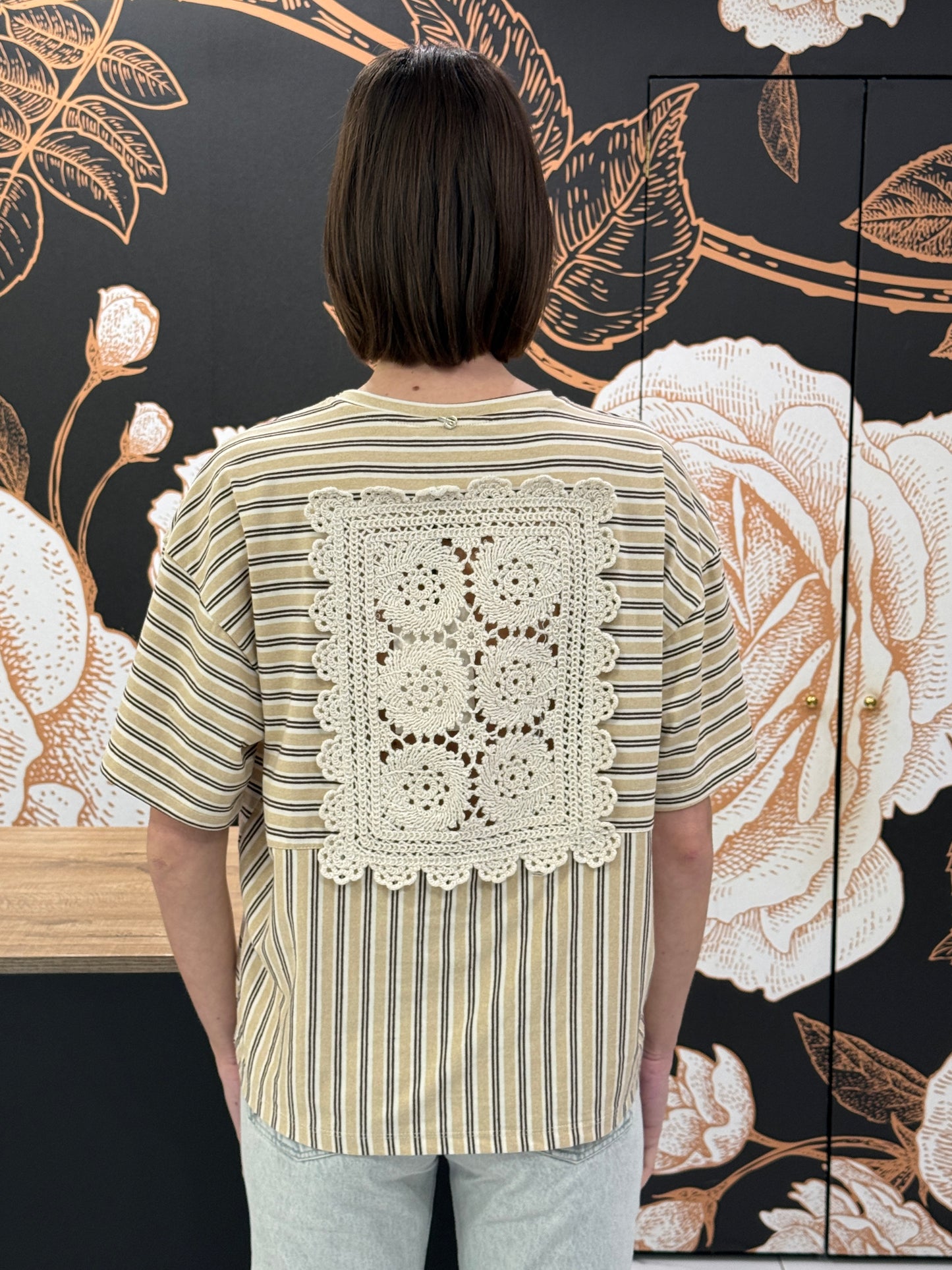 T-shirt a righe con dettaglio pizzo - Philia Loft