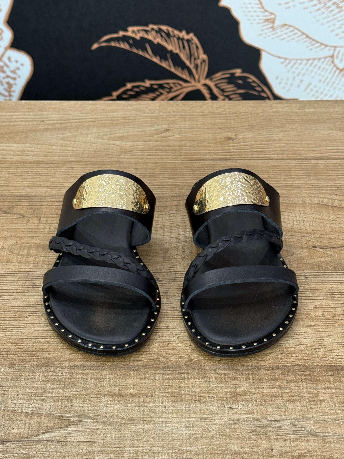 Sandalo in pelle nero con placca oro - Ovyè