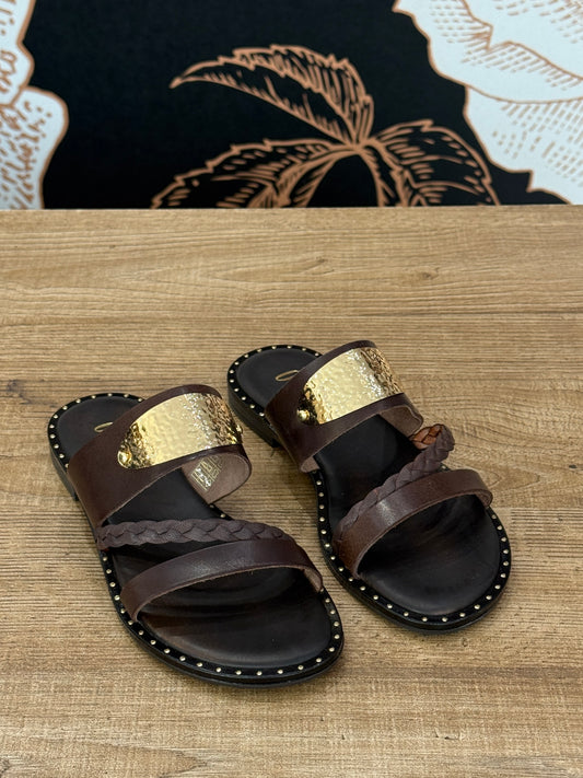 Sandalo in pelle marrone con placca oro - Ovyè