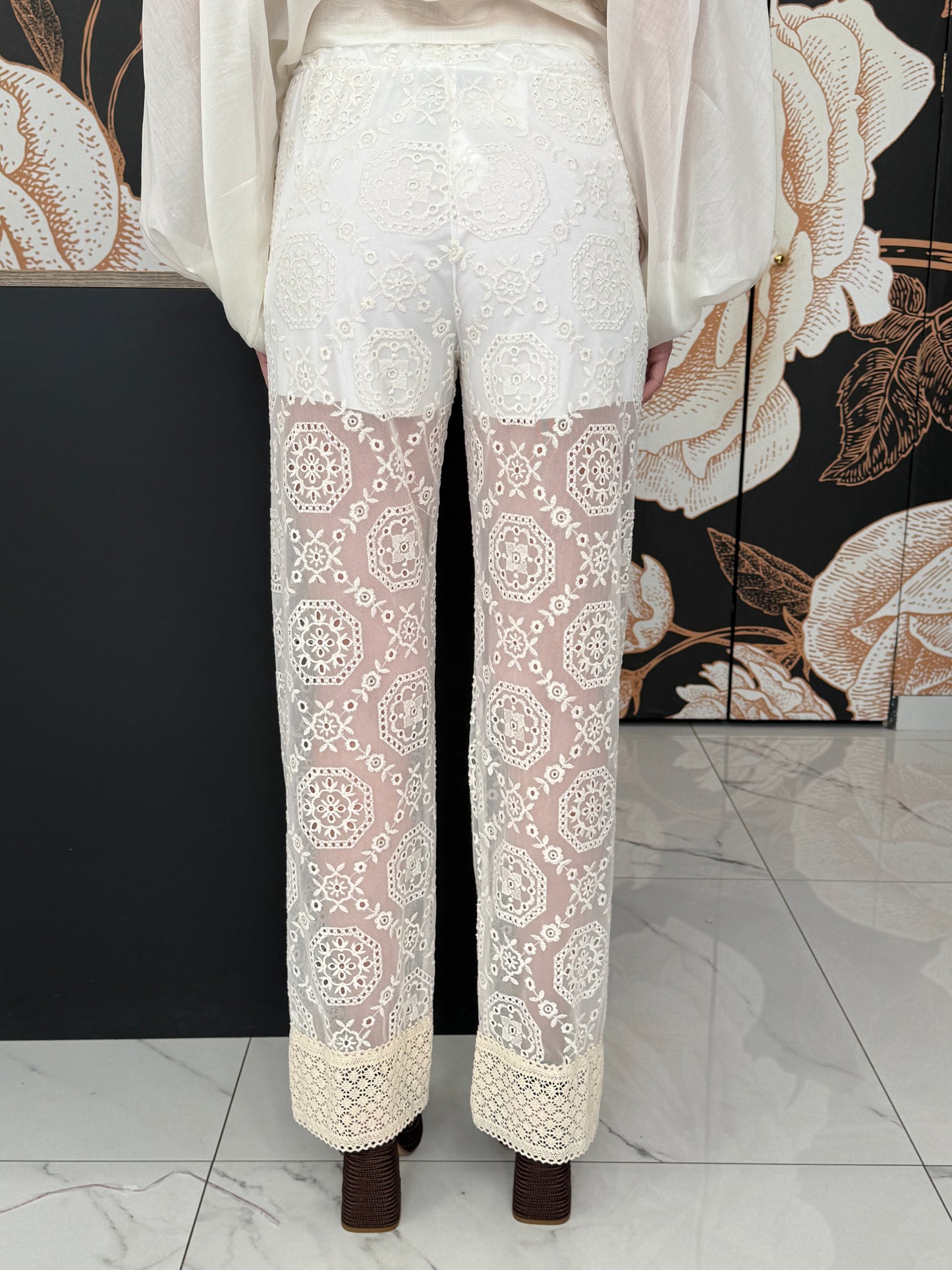 Pantalone in pizzo con balza sul fondo - HaveOne