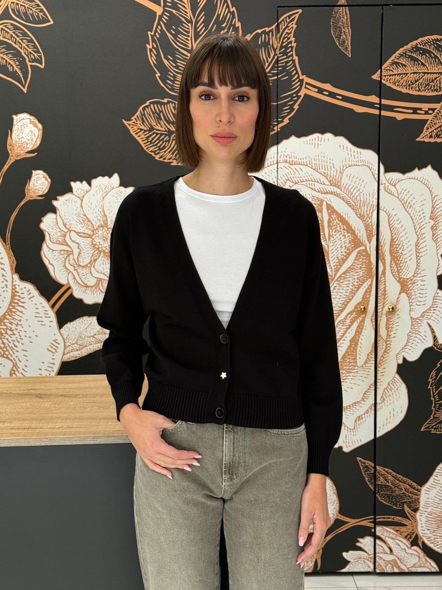 Cardigan con bottone gioiello (vari colori) - Vicolo