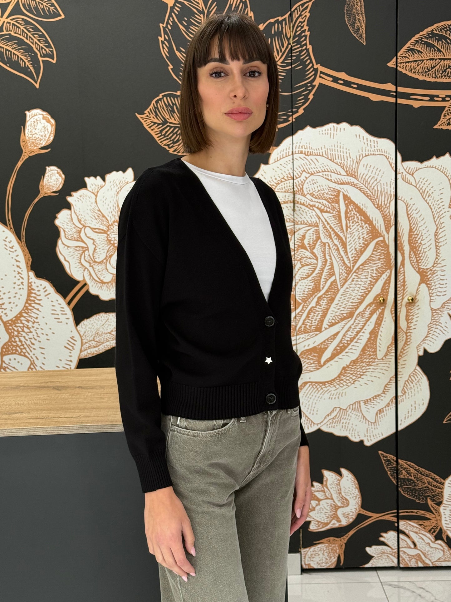 Cardigan con bottone gioiello (vari colori) - Vicolo