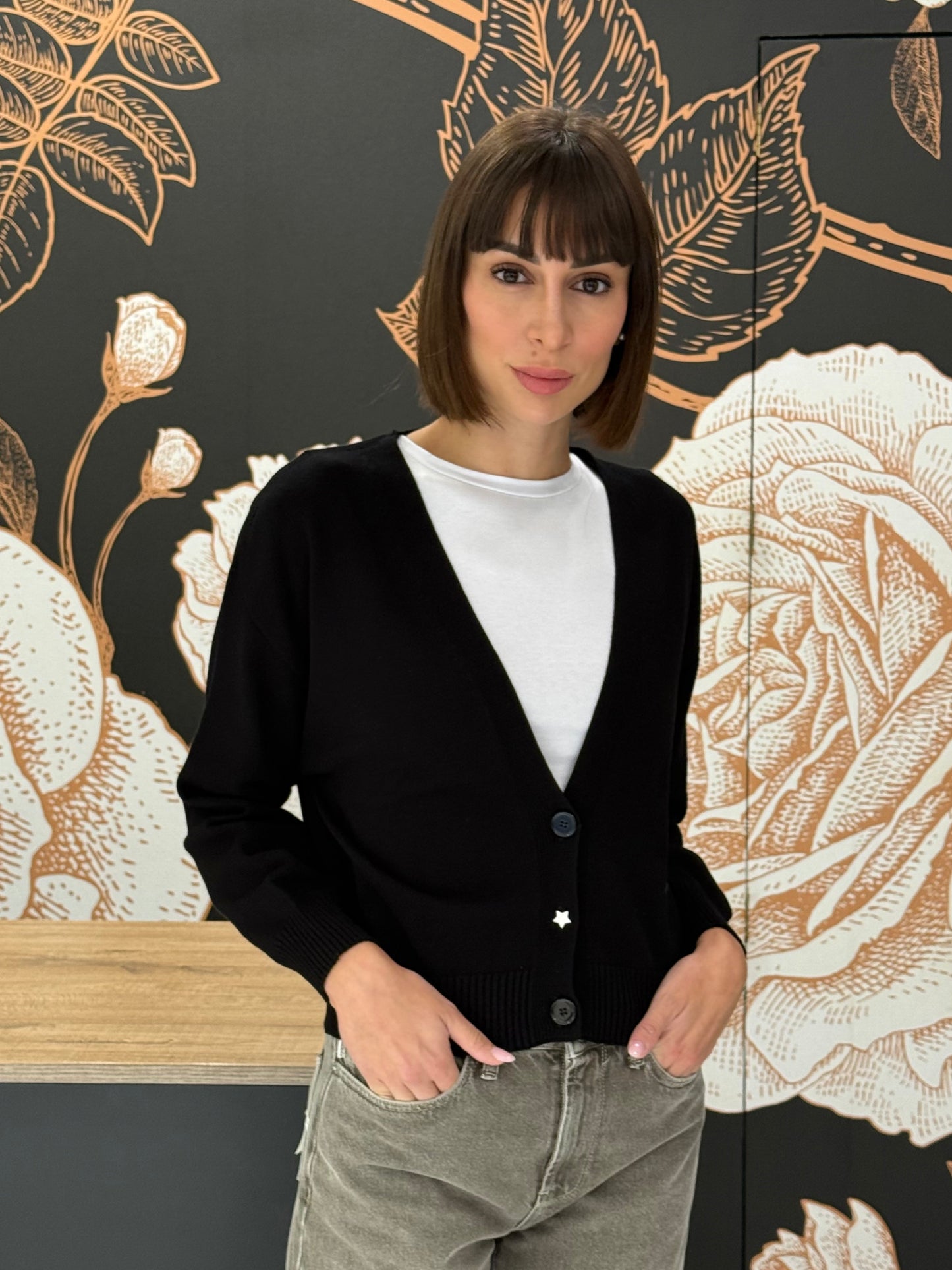 Cardigan con bottone gioiello (vari colori) - Vicolo