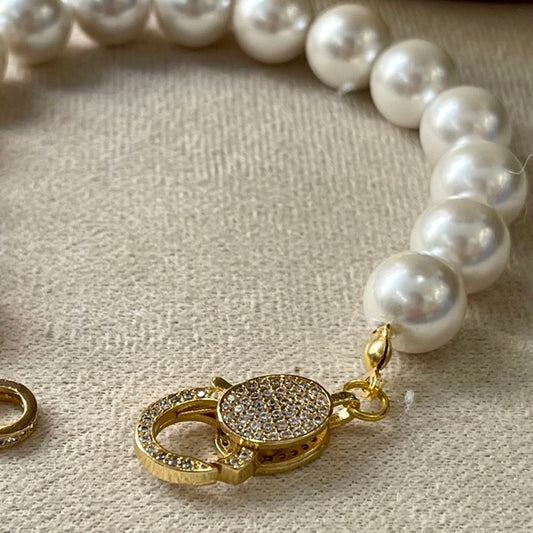 Bracciale perle e chiusura con moschettone