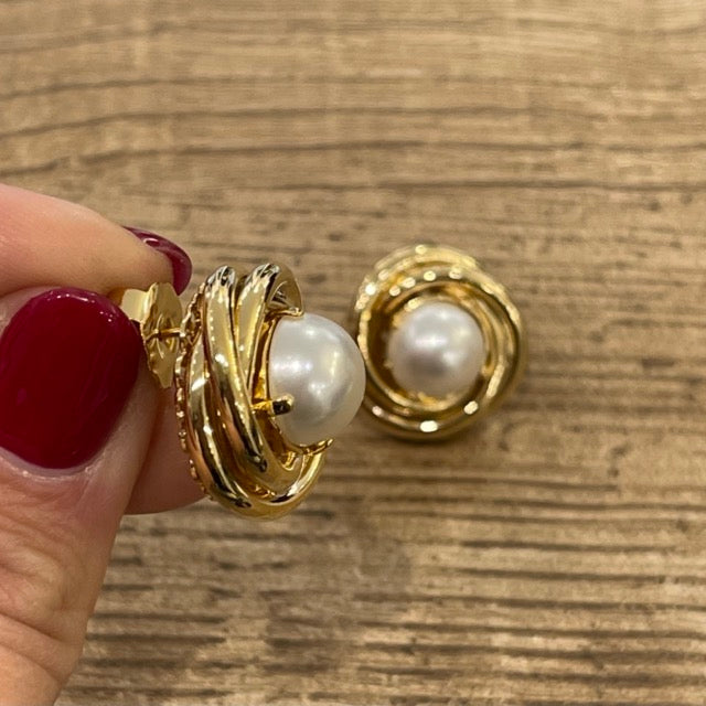 Orecchino Intreccio con perla centrale