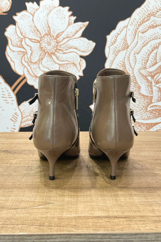 Tronchetto colore toupe con zip e fibbie dorate - Ovye