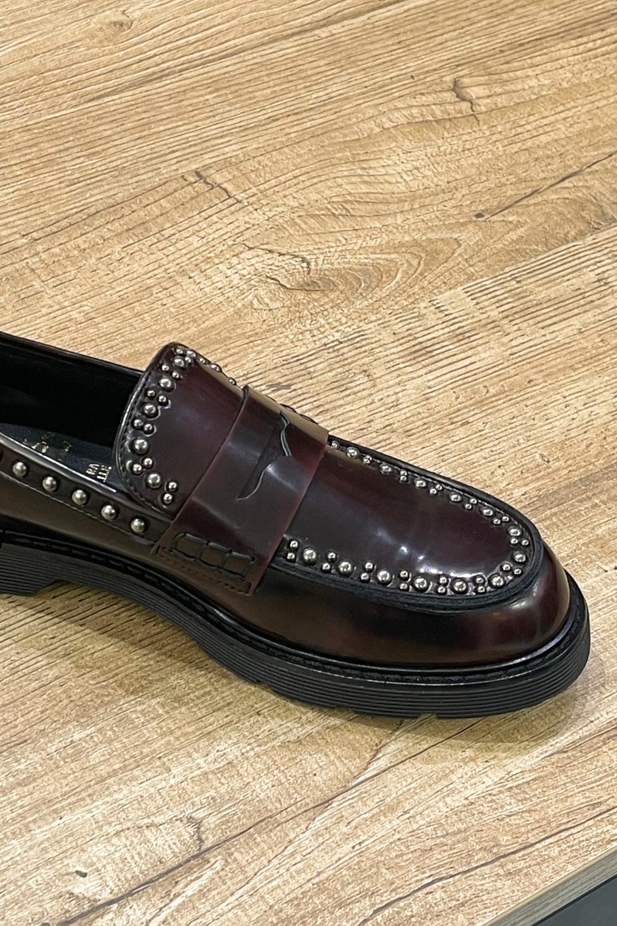 Mocassino in pelle bordeaux con borchie - Ovyè