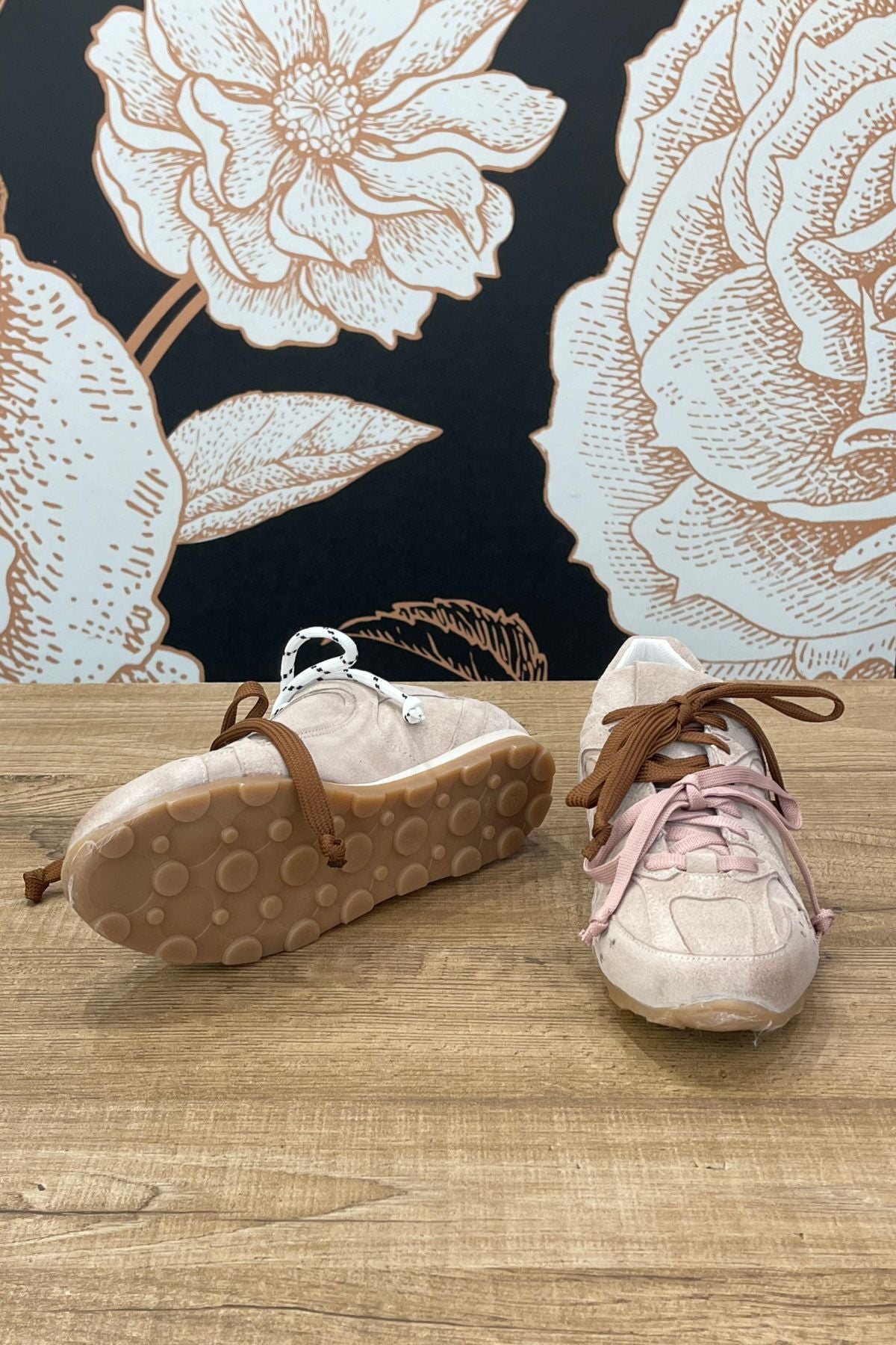 Sneakers in suede con doppio laccio - Divine Follie