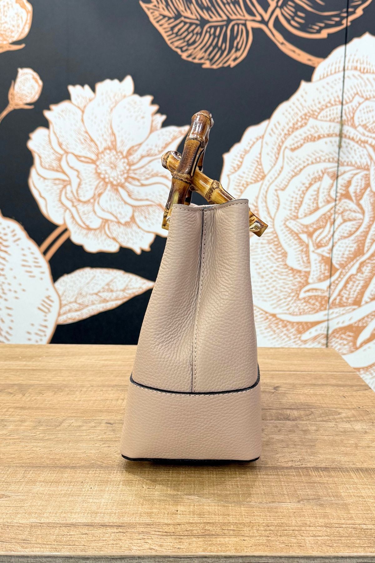 Borsa in pelle con manico bambù cipria - Emporio Club