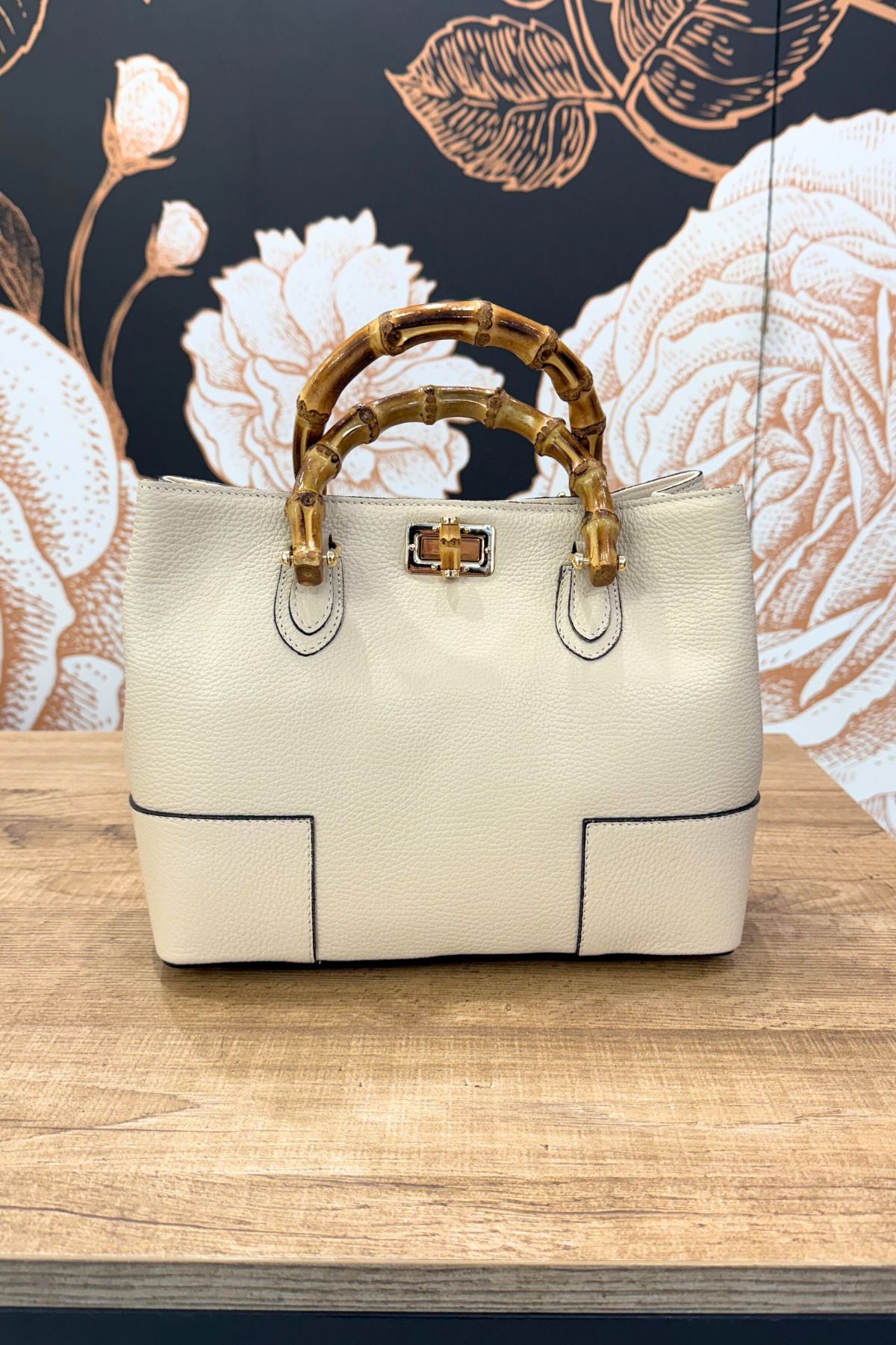 Borsa in pelle con manico bambù beige - Emporio Club