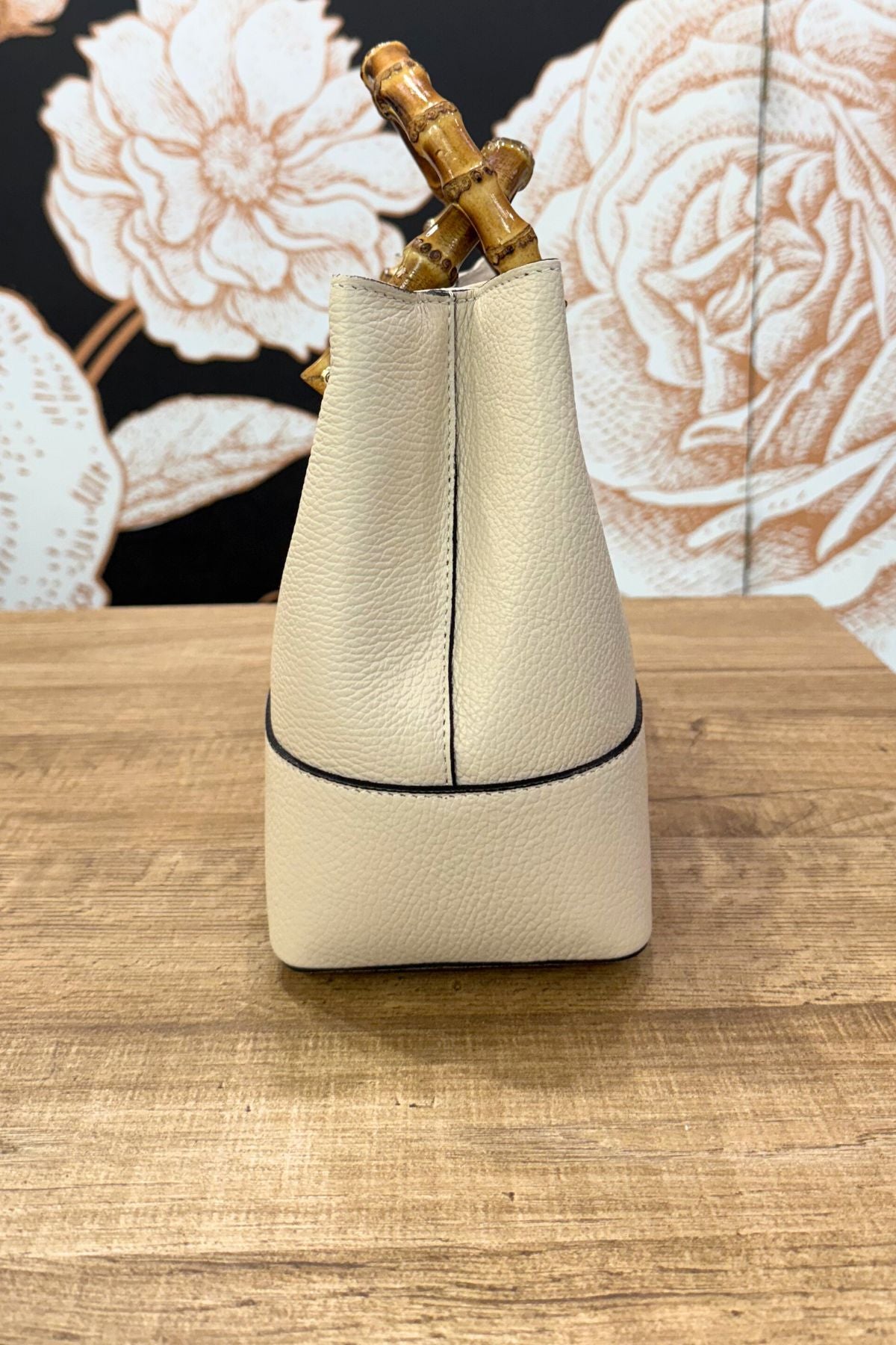 Borsa in pelle con manico bambù beige - Emporio Club