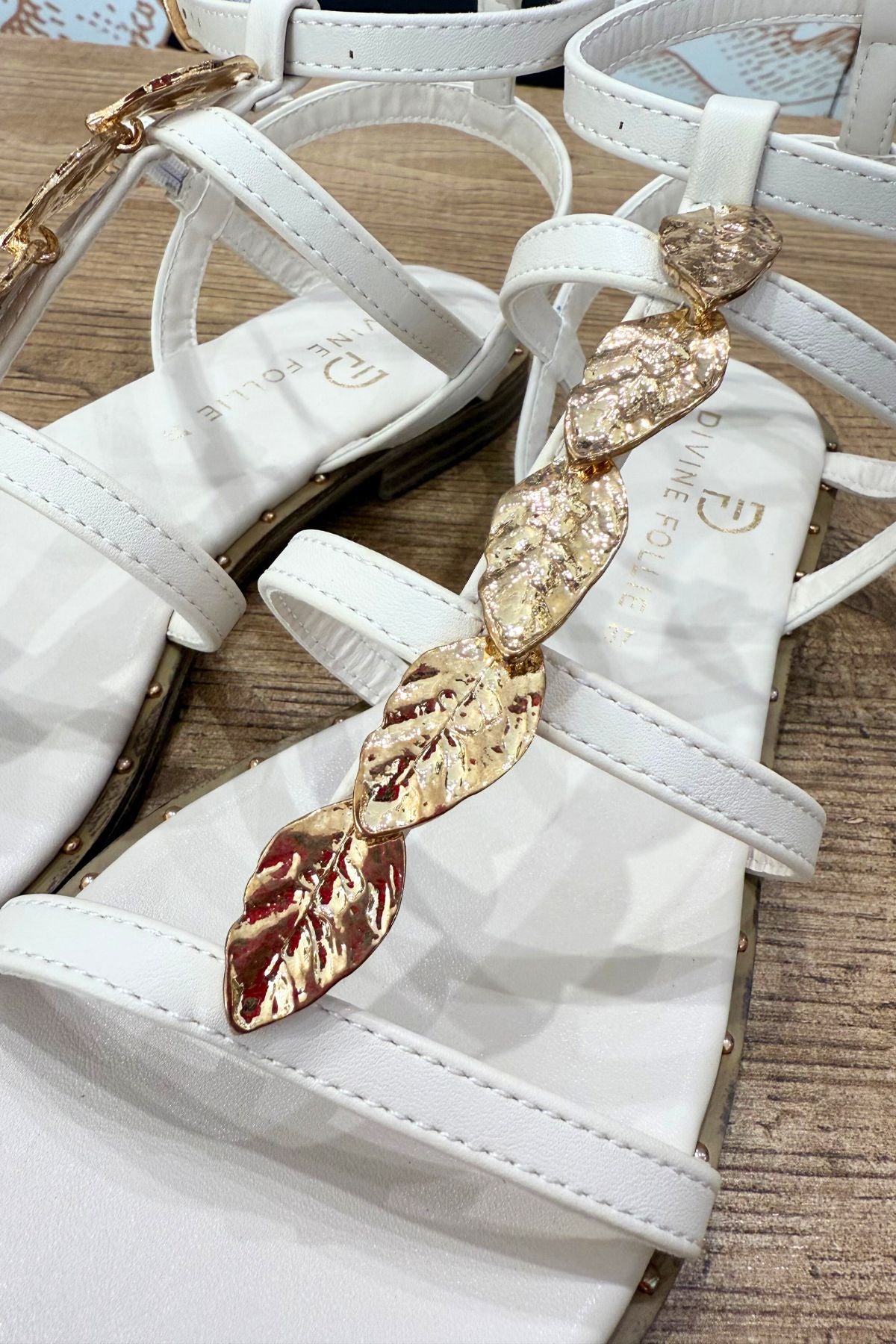 Sandalo falt dettaglio foglie oro - Divine follie