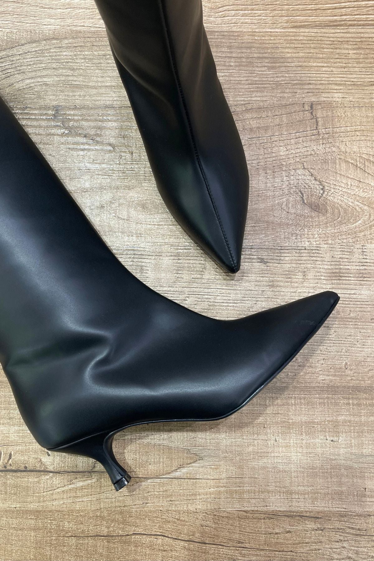 Stivale tubolare nero, alto con tacco a punta - Divine Follie