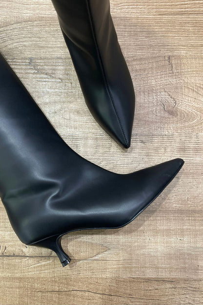 Stivale tubolare nero, alto con tacco a punta - Divine Follie