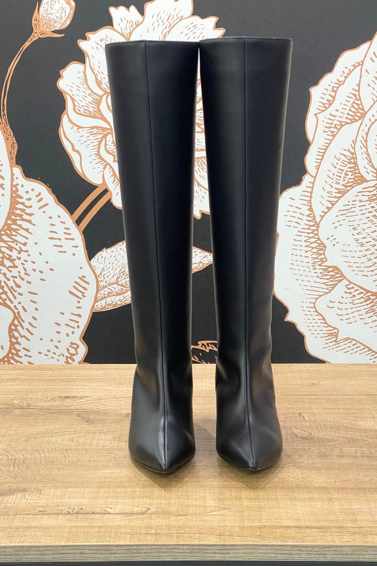 Stivale tubolare nero, alto con tacco a punta - Divine Follie