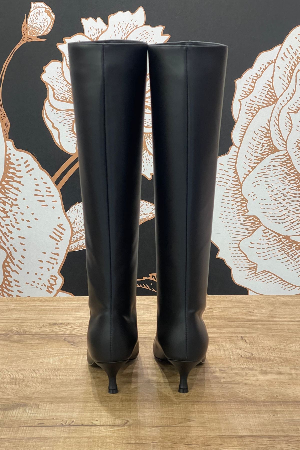 Stivale tubolare nero, alto con tacco a punta - Divine Follie