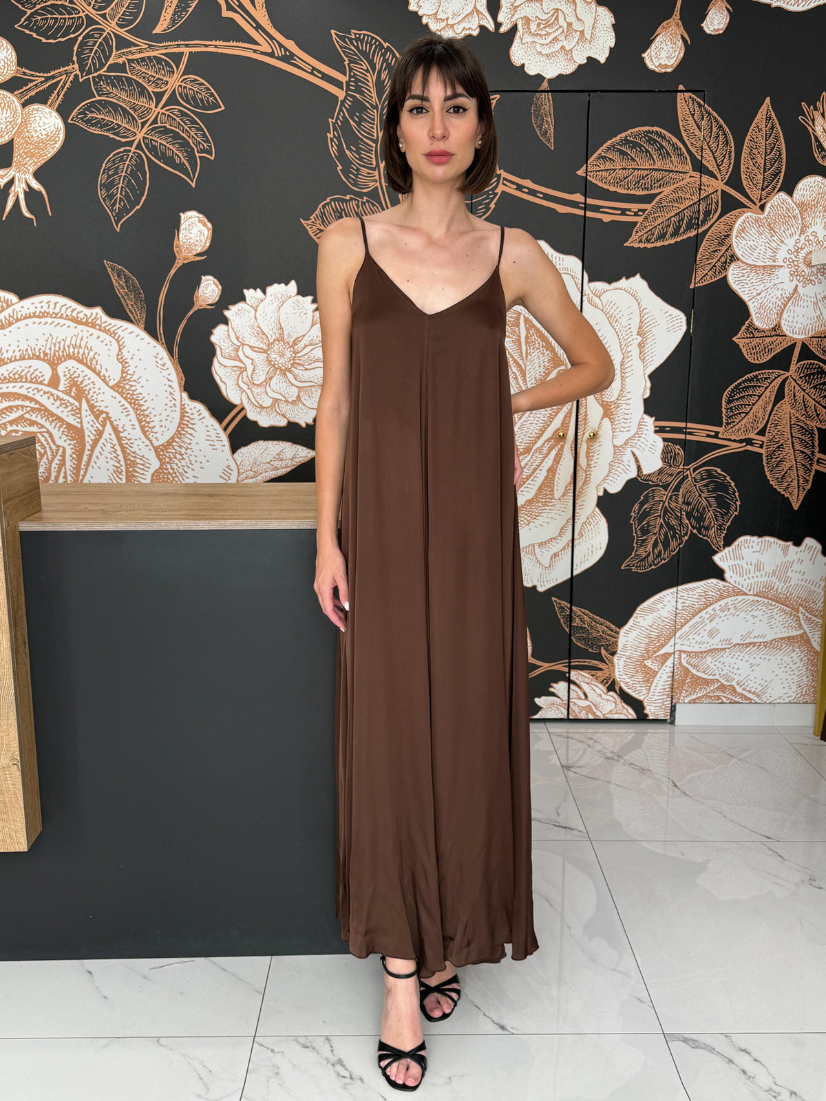 Abito satin con scollo a V cioccolato - Vicolo