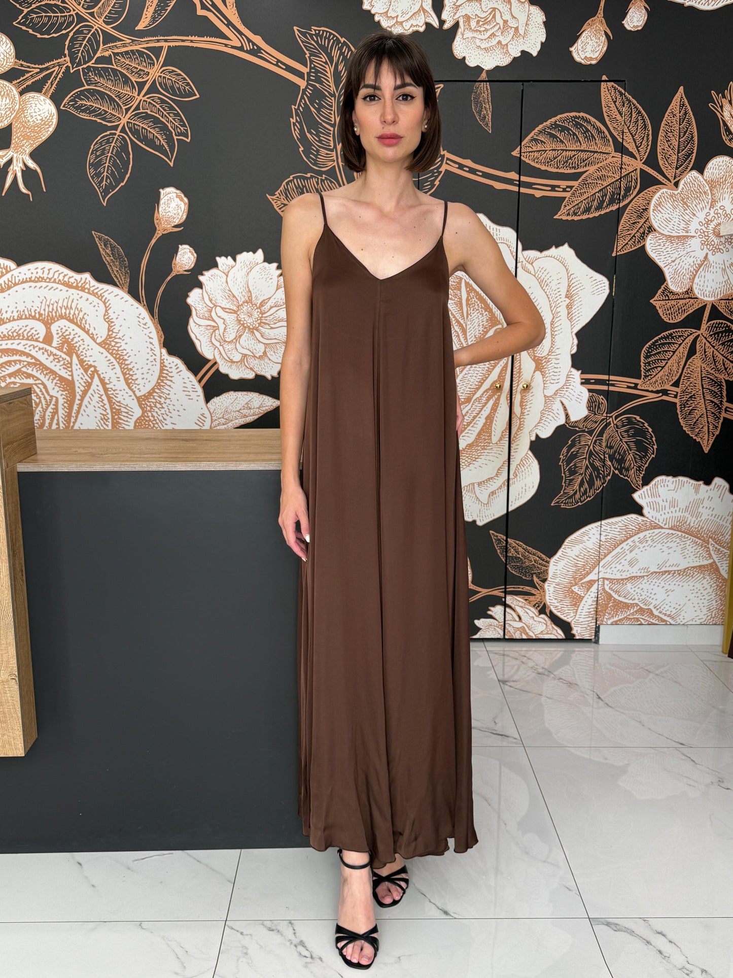 Abito satin con scollo a V cioccolato - Vicolo