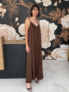 Abito satin con scollo a V cioccolato - Vicolo