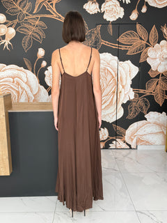 Abito satin con scollo a V cioccolato - Vicolo
