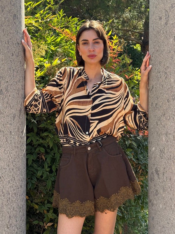 Shorts farfalla con pizzo sul fondo marrone - HaveOne