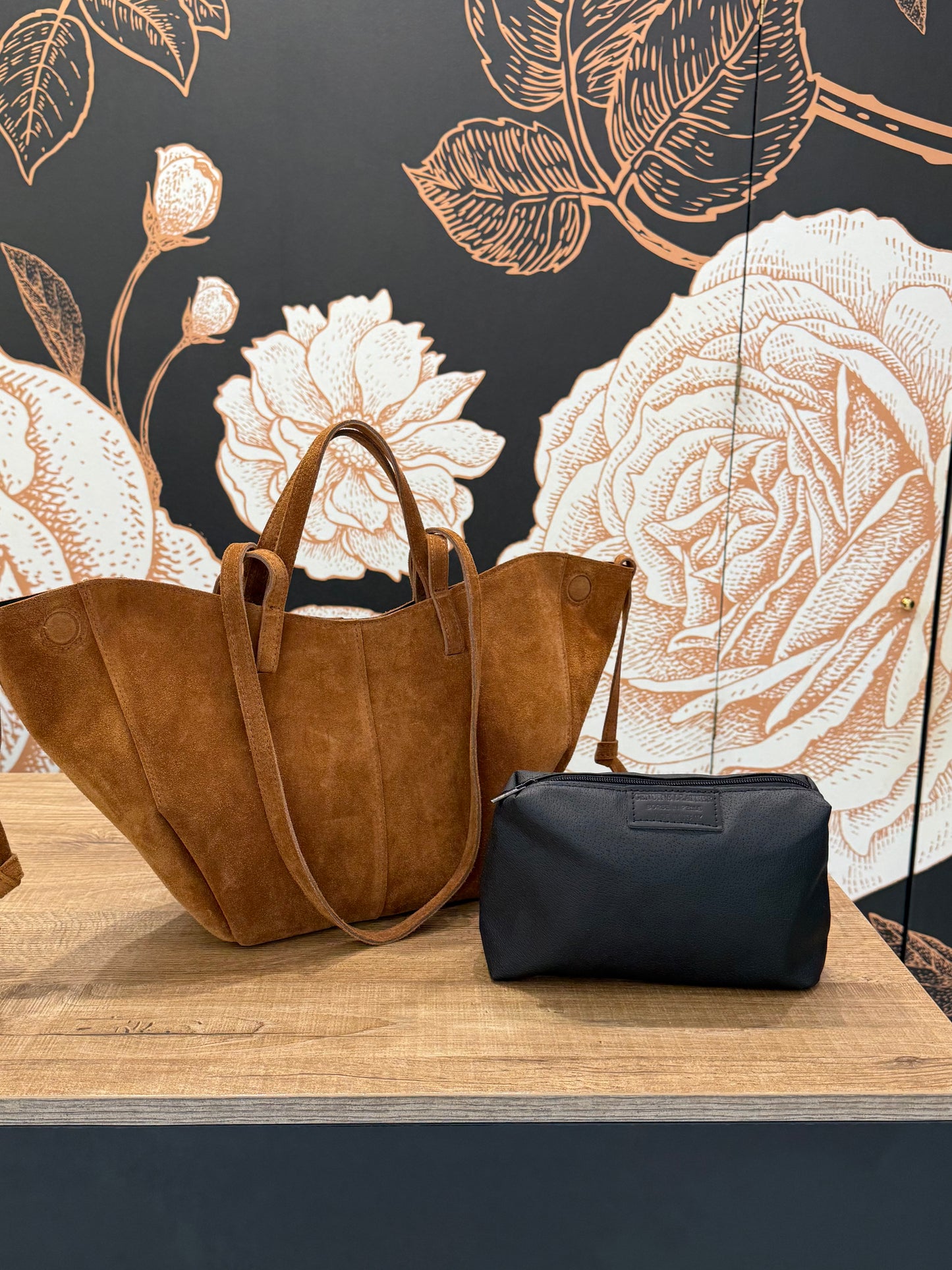 Borsa in suede con doppio manico e Pochette interna colore cuoio