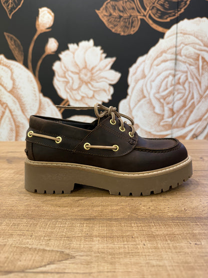 Stringata in pelle marrone - Ovyè