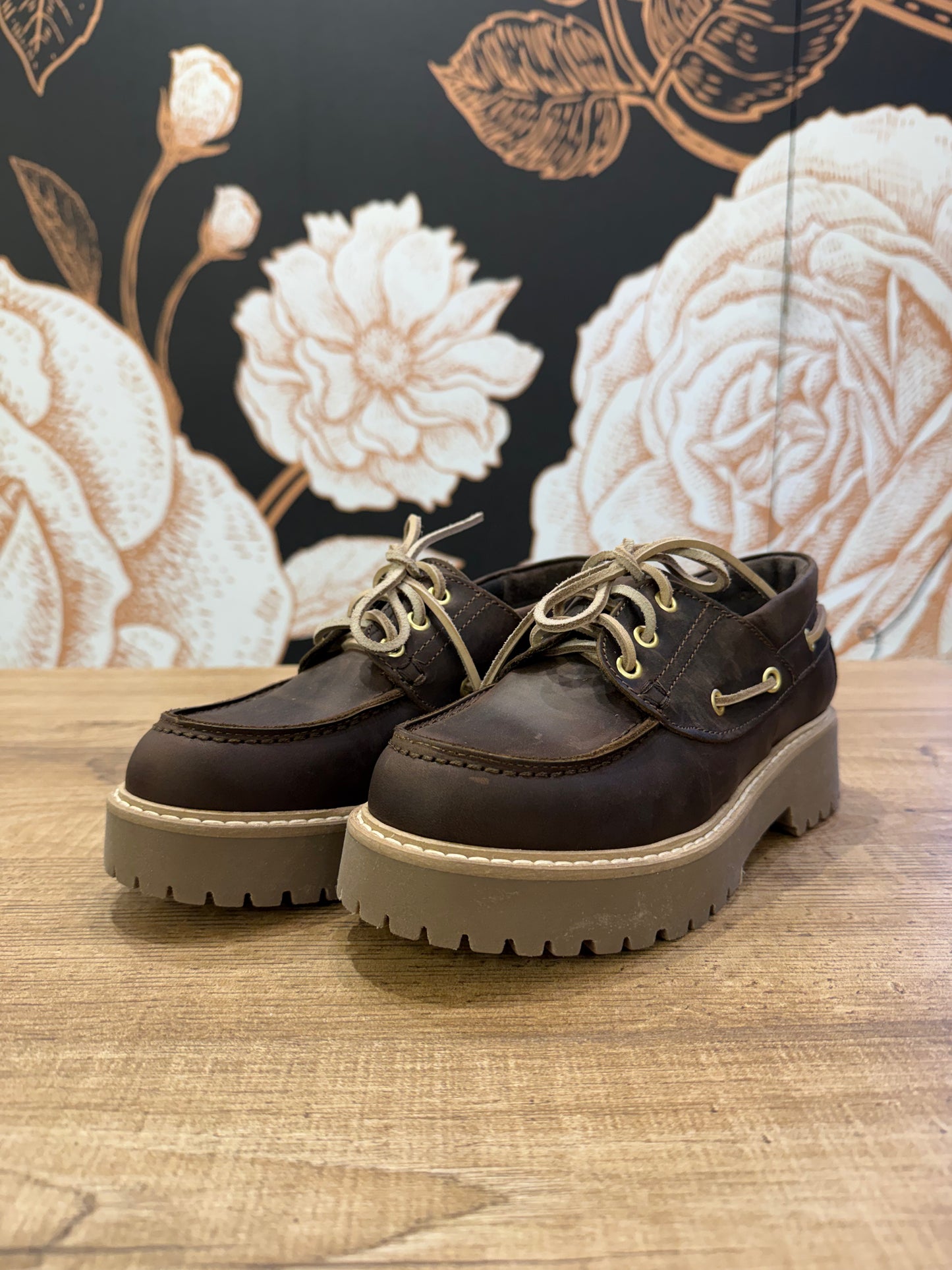 Stringata in pelle marrone - Ovyè