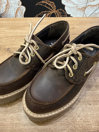 Stringata in pelle marrone - Ovyè