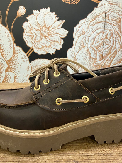 Stringata in pelle marrone - Ovyè