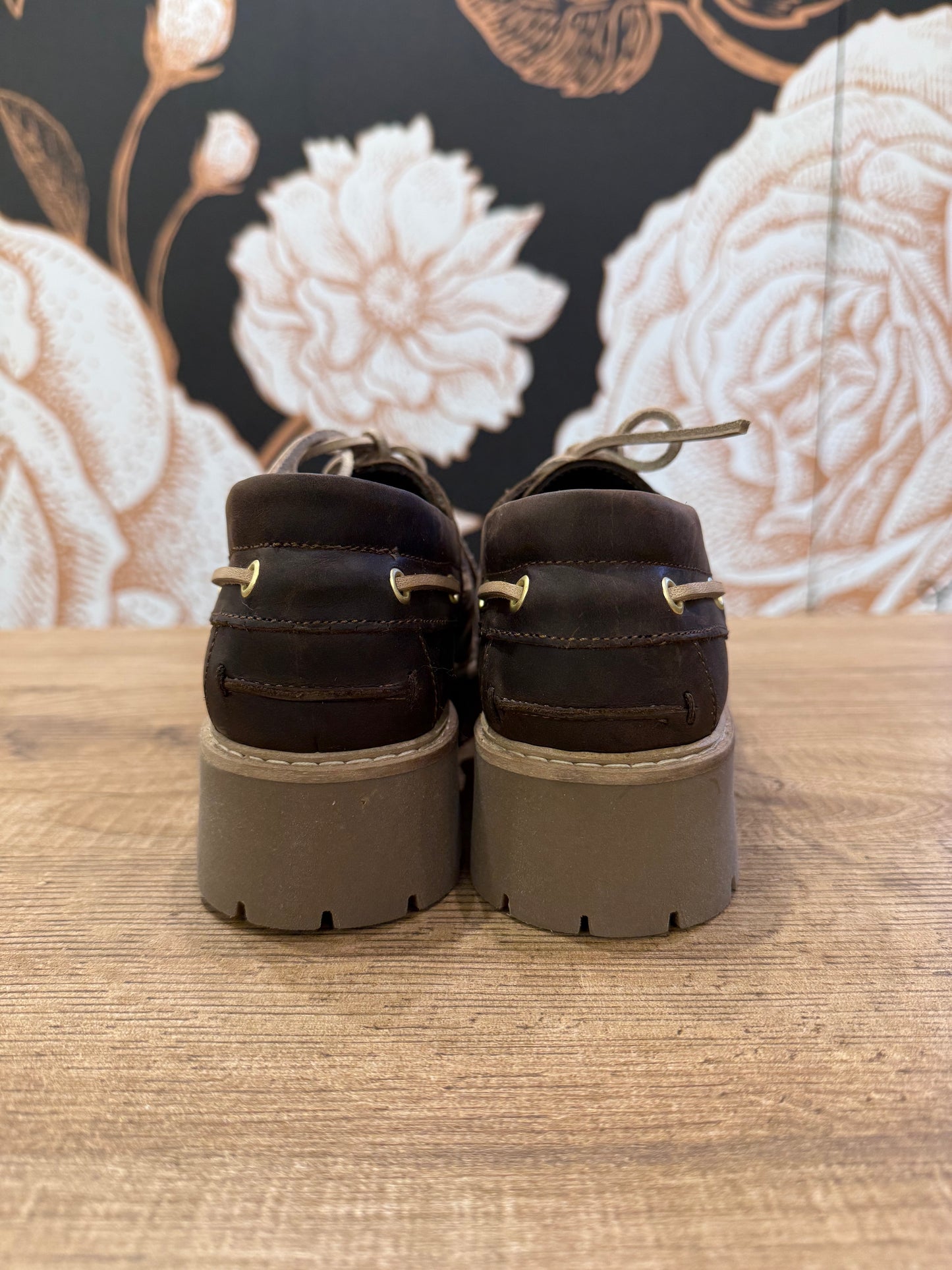 Stringata in pelle marrone - Ovyè