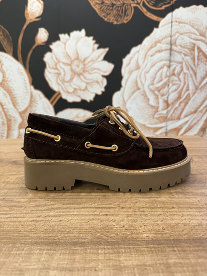 Stringata in camoscio marrone - Ovyè