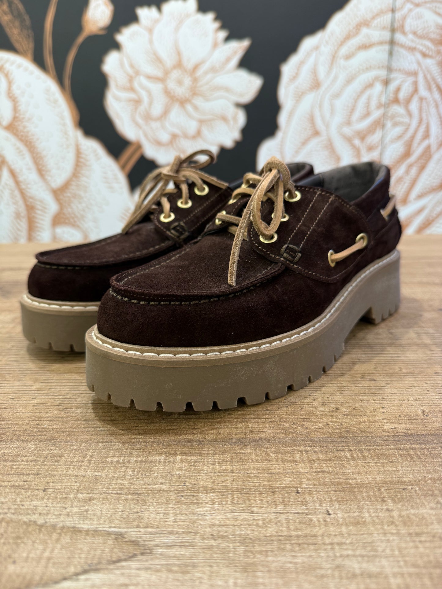 Stringata in camoscio marrone - Ovyè