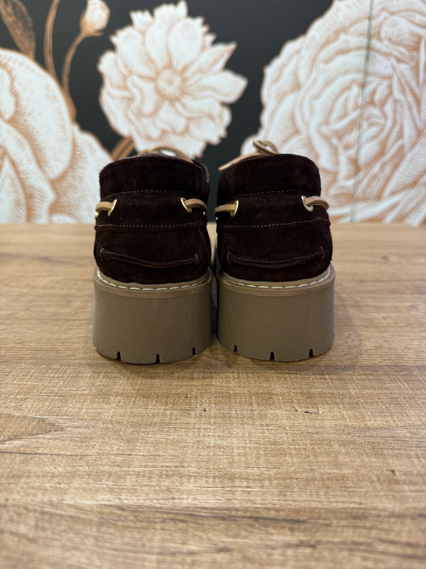 Stringata in camoscio marrone - Ovyè