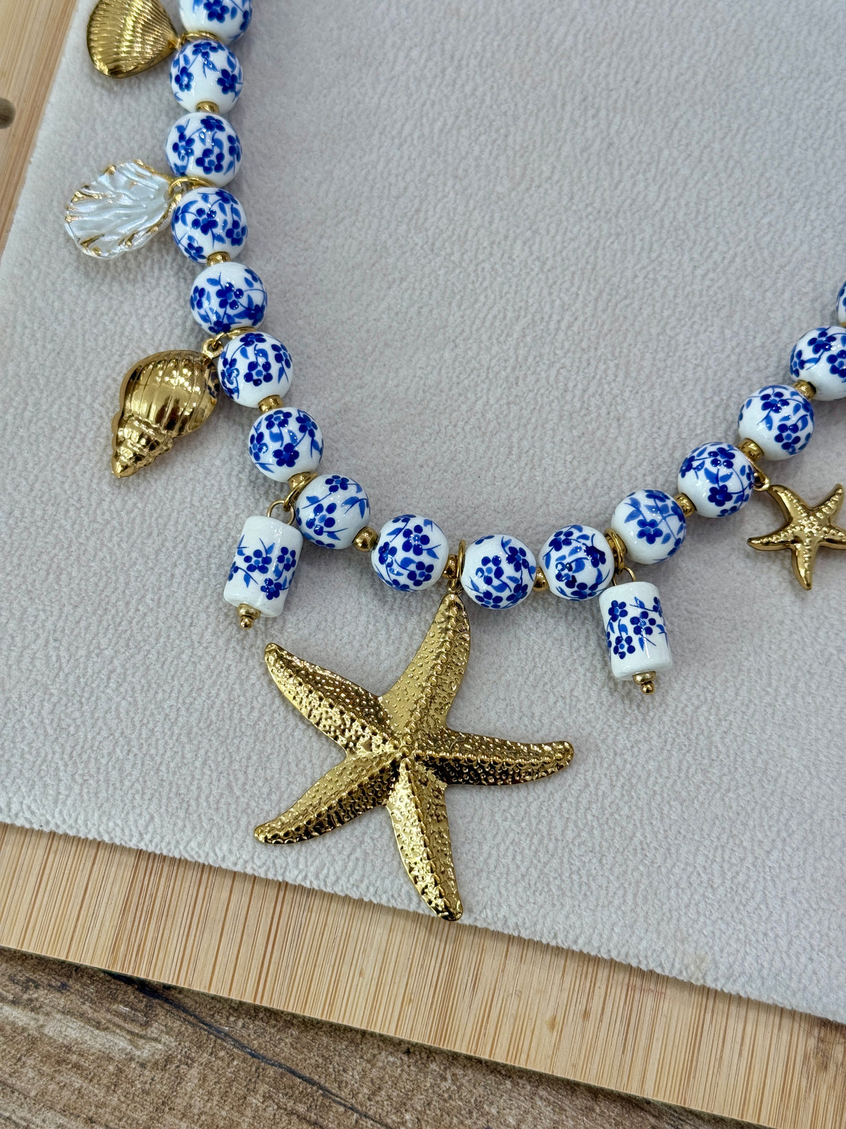 Collana "Capri" con perle ceramicate e charms dorati  - Emporio Club
