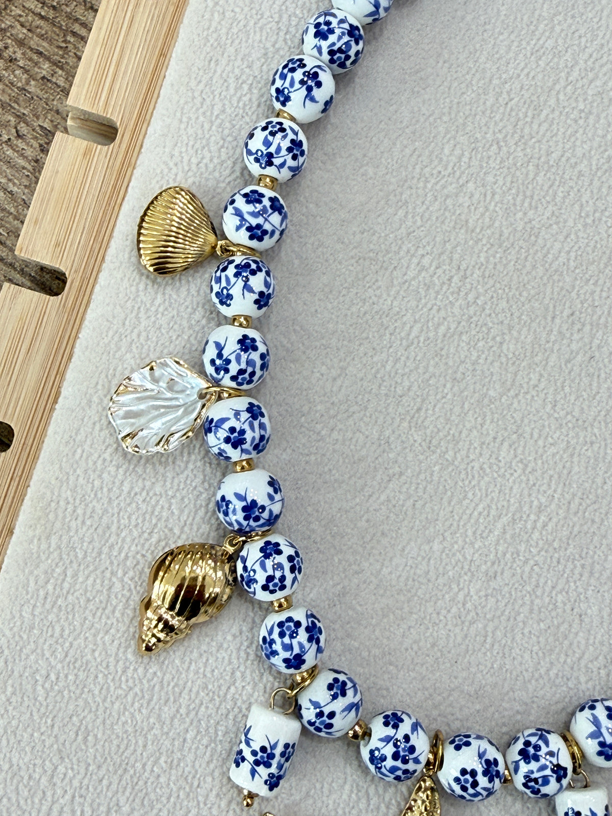 Collana "Capri" con perle ceramicate e charms dorati  - Emporio Club