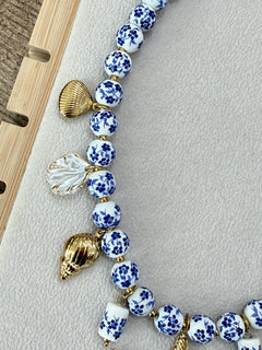 Collana "Capri" con perle ceramicate e charms dorati  - Emporio Club