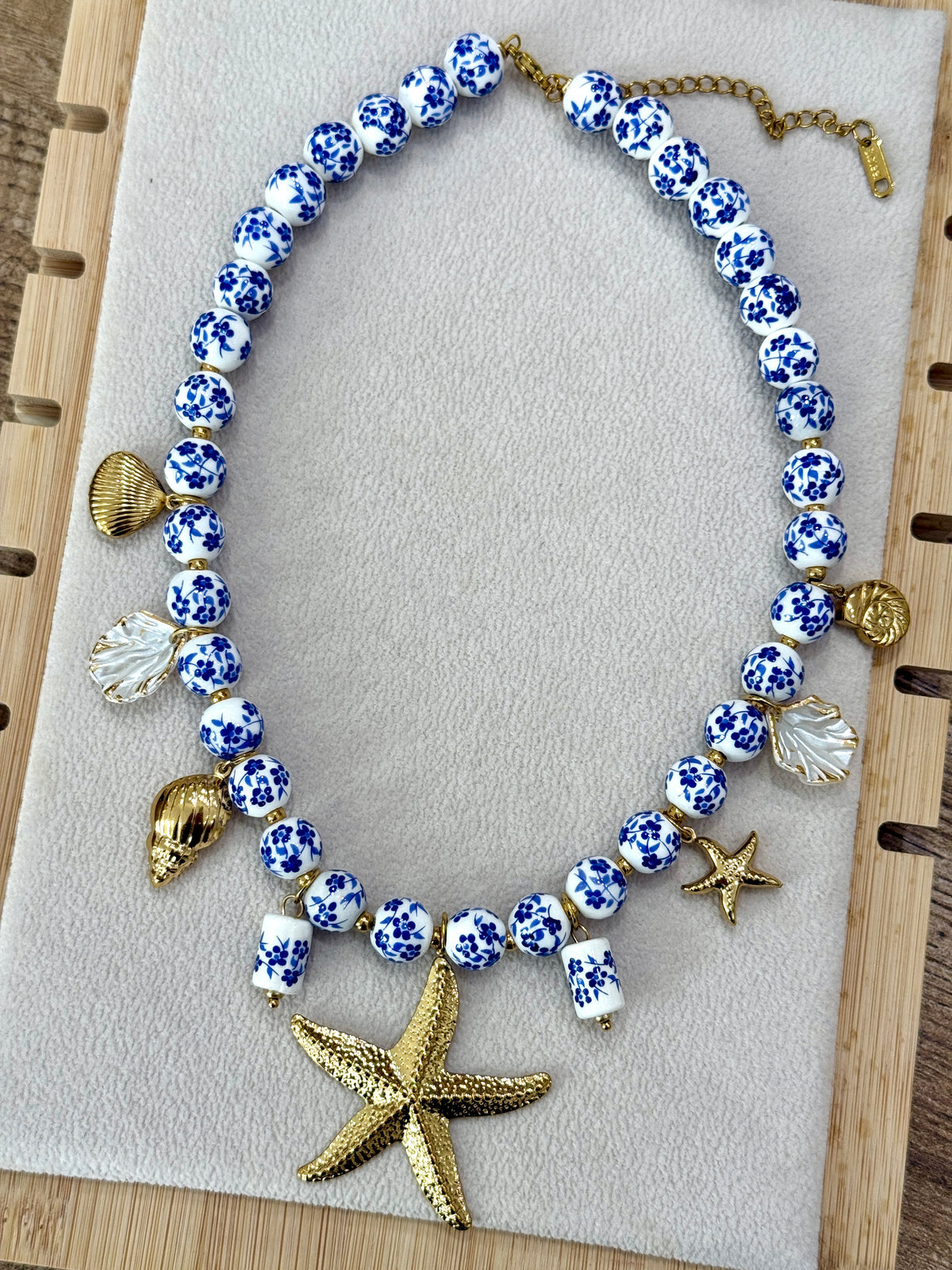 Collana "Capri" con perle ceramicate e charms dorati  - Emporio Club