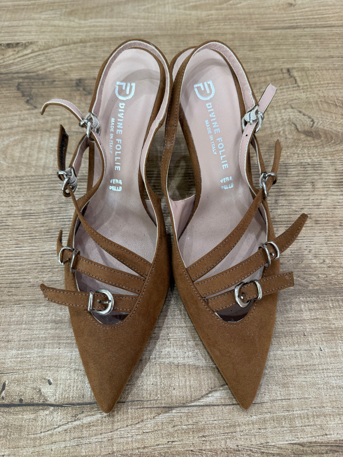 Slingback in suede con fibbie colore cuoio - Divine Follie