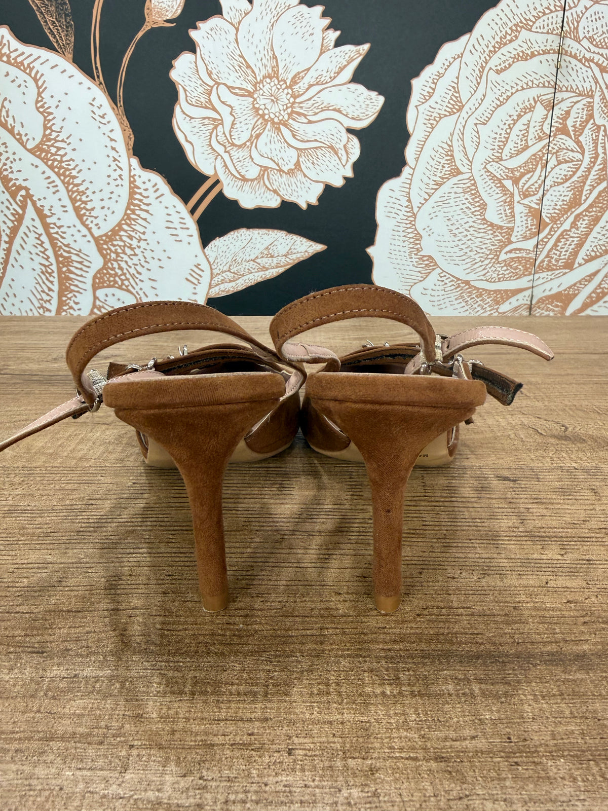 Slingback in suede con fibbie colore cuoio - Divine Follie