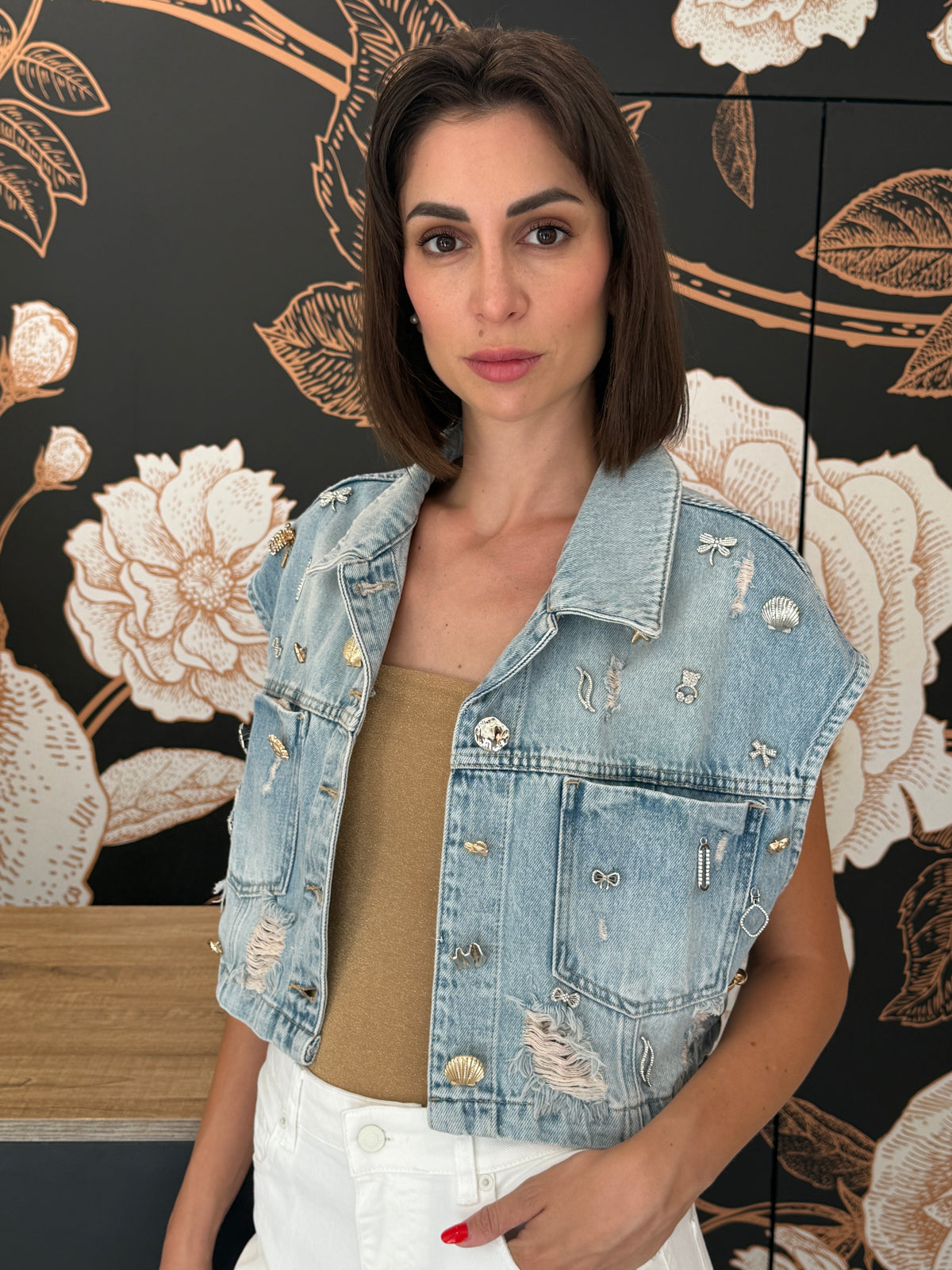 Gilet crop denim dettaglio applicazioni - Kontatto