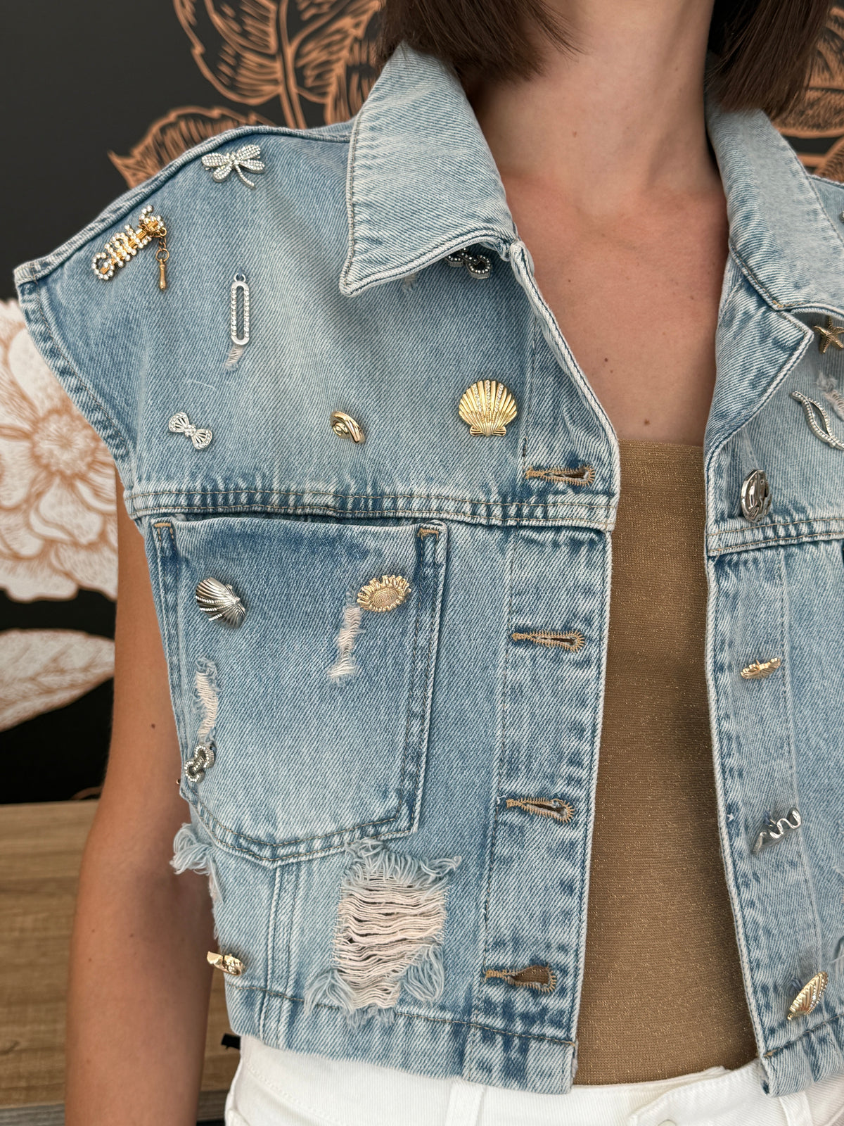 Gilet crop denim dettaglio applicazioni - Kontatto