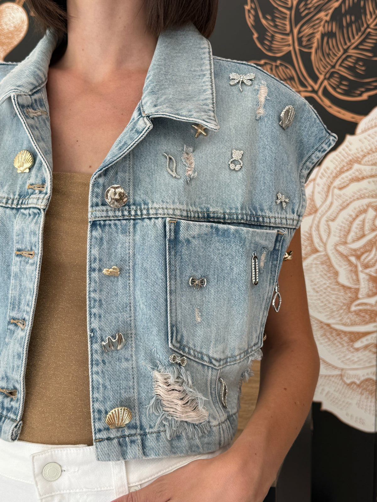 Gilet crop denim dettaglio applicazioni - Kontatto