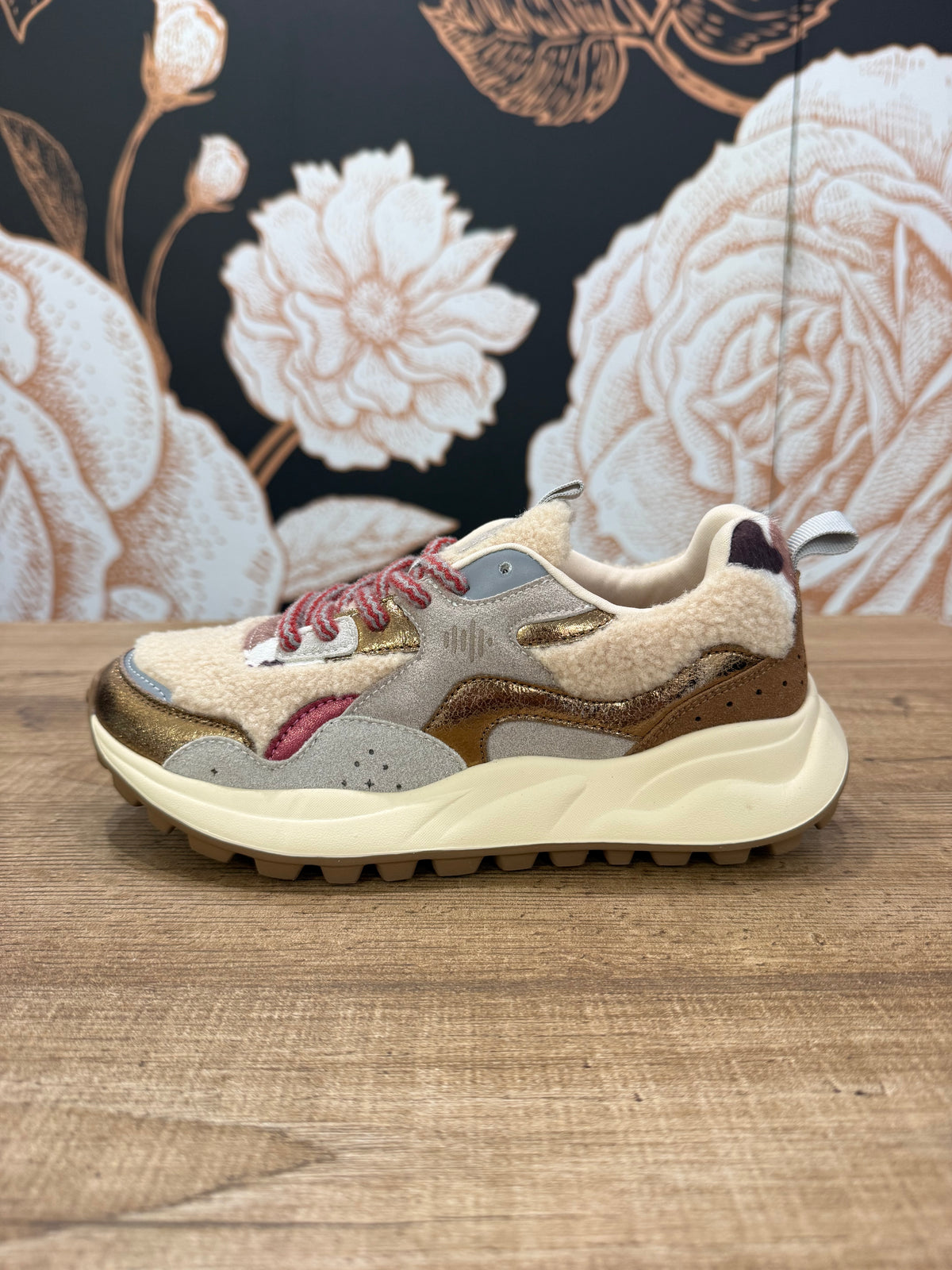 Sneakers beige con dettagli in tessuto teddy, inserti in similpelle e dettagli animalier - Ovyè