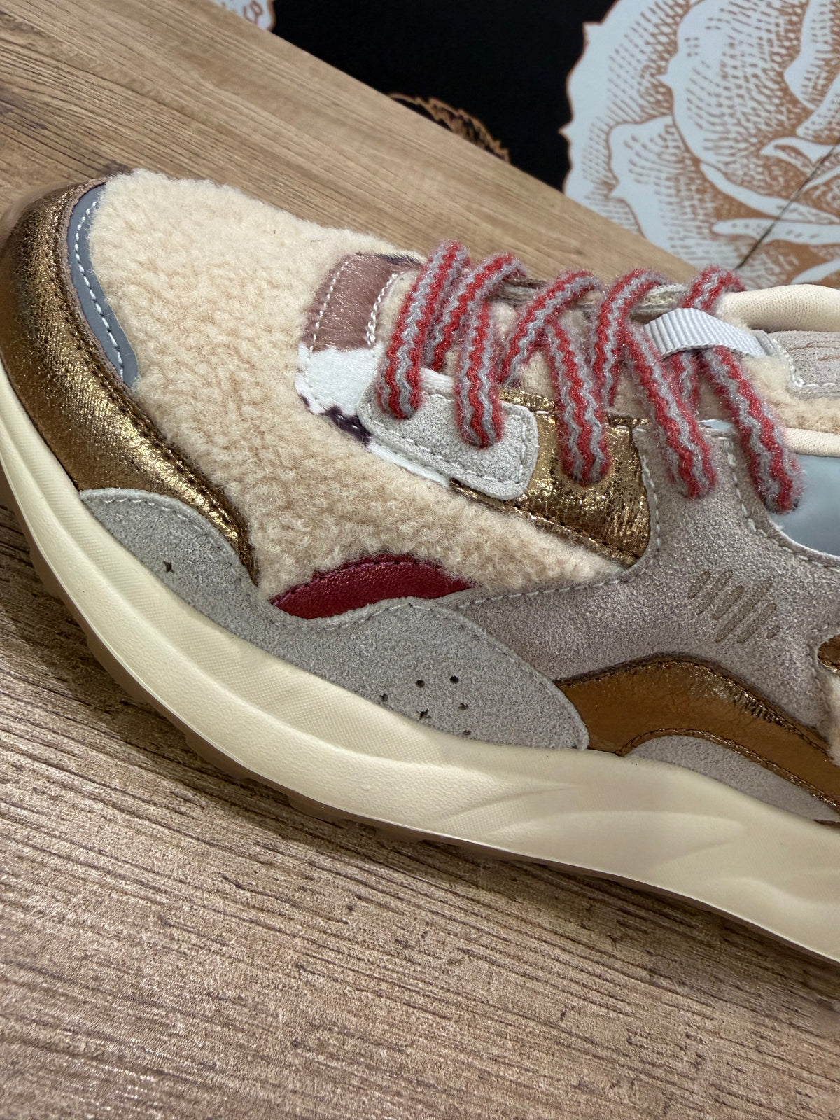 Sneakers beige con dettagli in tessuto teddy, inserti in similpelle e dettagli animalier - Ovyè