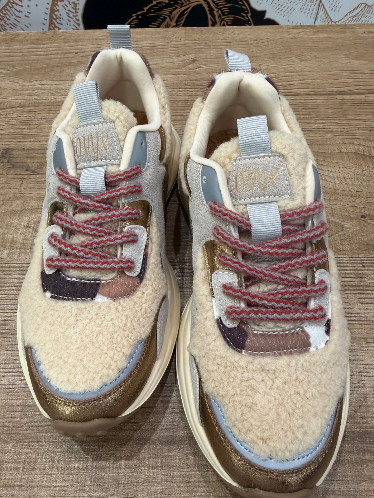 Sneakers beige con dettagli in tessuto teddy, inserti in similpelle e dettagli animalier - Ovyè