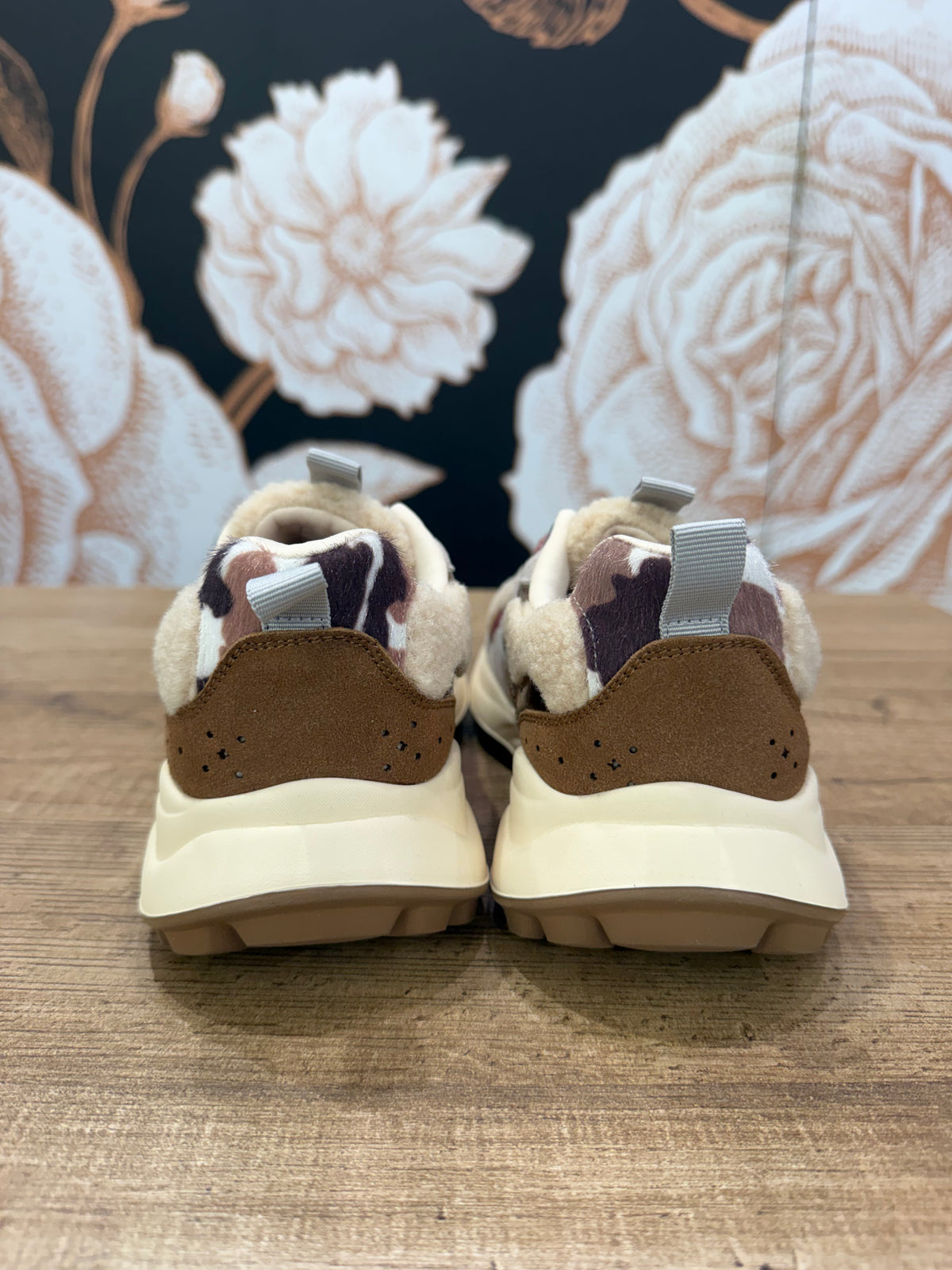 Sneakers beige con dettagli in tessuto teddy, inserti in similpelle e dettagli animalier - Ovyè