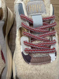 Sneakers beige con dettagli in tessuto teddy, inserti in similpelle e dettagli animalier - Ovyè
